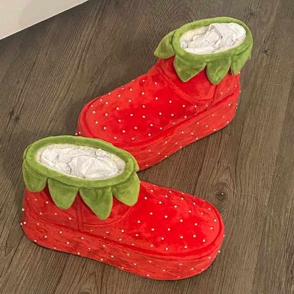 NWOB Dolls Kill x Strawberry Shortcake Platform Boots - Picture 3 of 5